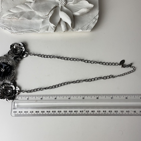 Guess Fashion Necklace Three Flower With Crystals Statement - Picture 6 of 12